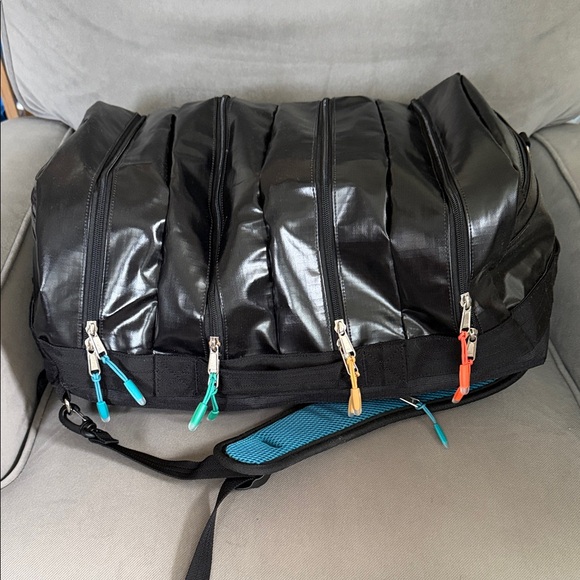 Sleek Vik 30L Hybrid Duffel Bag - Picture 3 of 7